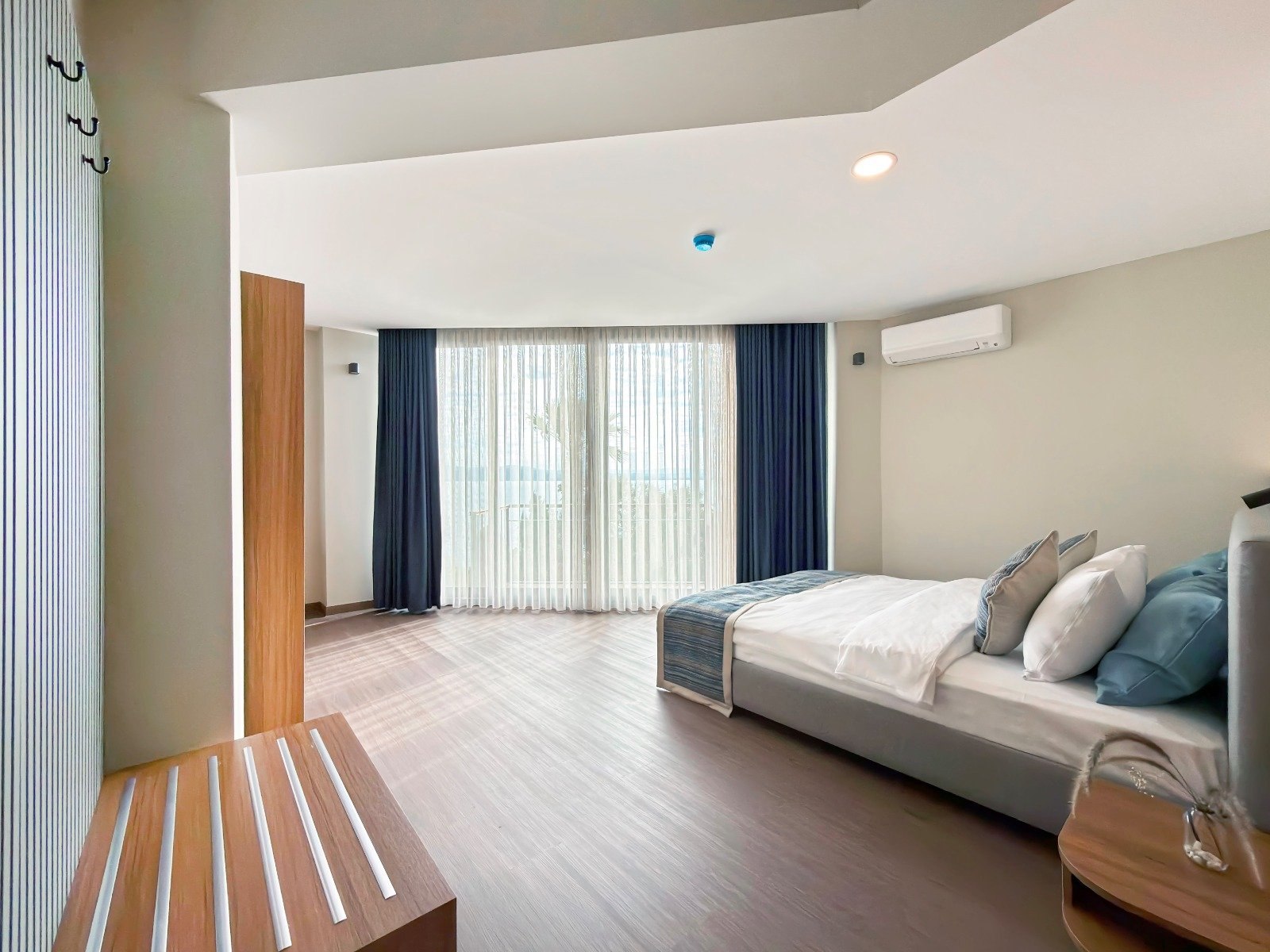 Corner Room - Photo 3